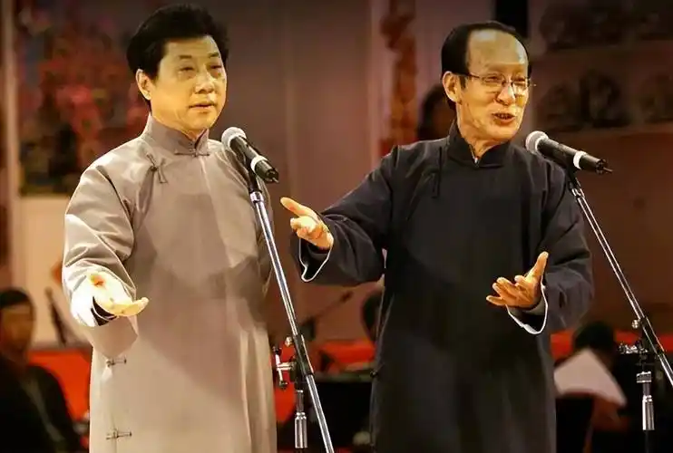 常贵田(左)与常宝华同台演出2018年9月7日,常宝华因哮喘病在北京离世