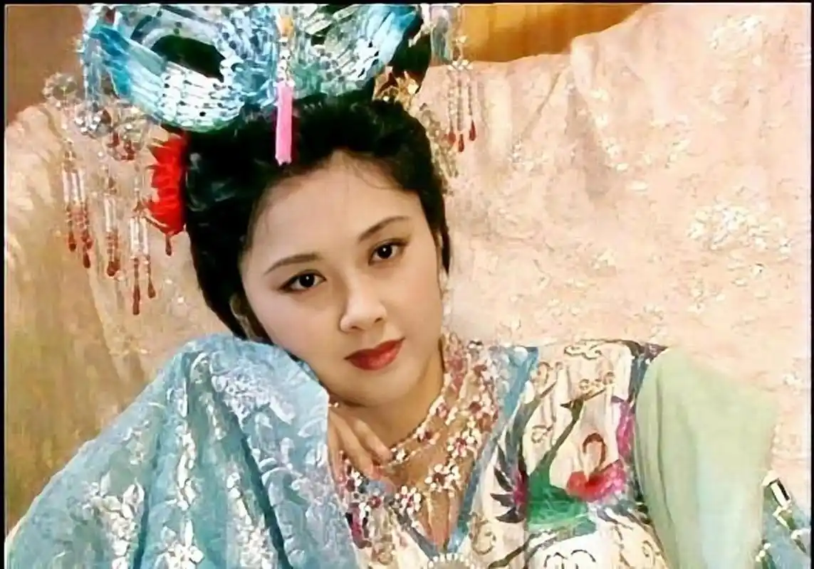 女儿国国王朱琳年轻时的照片