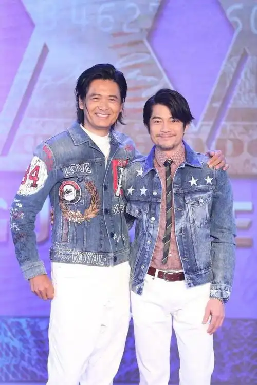 周润发吃路边摊被偶遇,满头白发难掩抖擞精神,和粉丝合影无星架