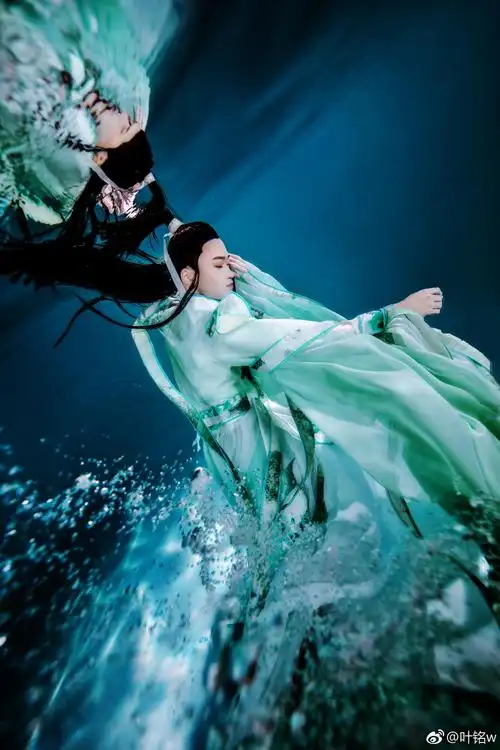 青衣欲碎昨宵冷雨甚轻狂,瘦尽灯枪凉透终是心尽伤山水之间唯有痴人执