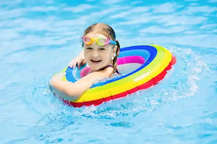 小孩游泳的好处(游泳对孩子有何帮助)
