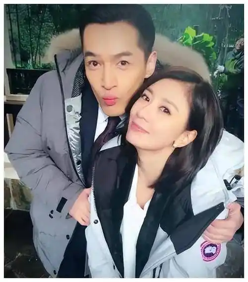 胡歌为何选择圈外女人做妻子?智慧与经济共融,利益一致!