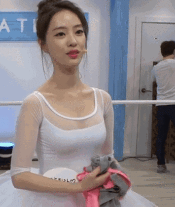 搞笑gif动态图妹子这洋葱肯定很呛吧