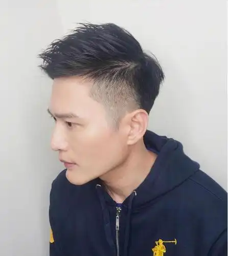 男生铲两边短发发型图片