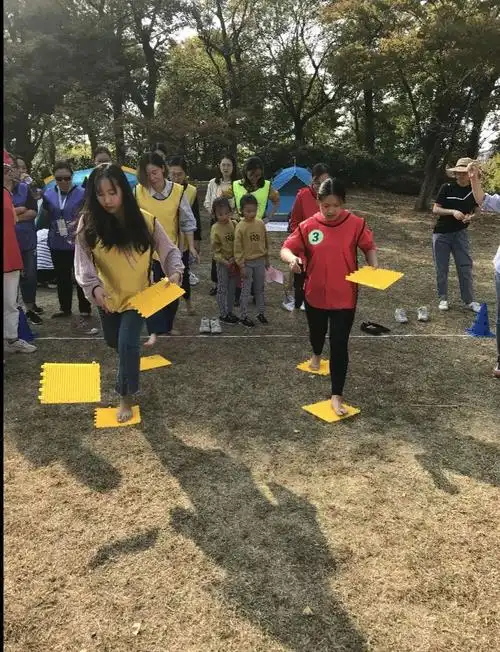 第一个游戏闪亮登场!赤脚大仙们脚踩指压板,迈出了魔鬼的步伐!