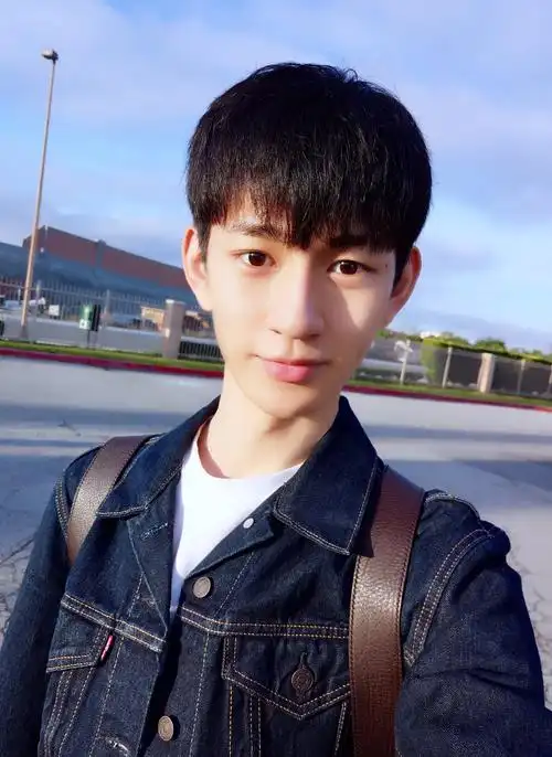 白天洛微博:@蒋梓乐#国民校草君# #校草# #暖男# #少年# #男神