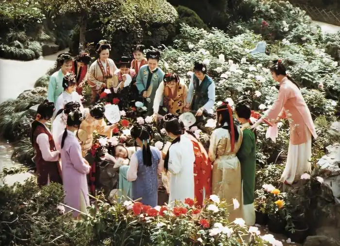 从两版湘云醉卧看87版红楼梦的意境构图美学