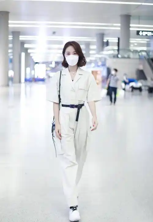 蓝盈莹走机场真放得开,牛仔背带裤只穿一半,配运动衣服个性抢镜