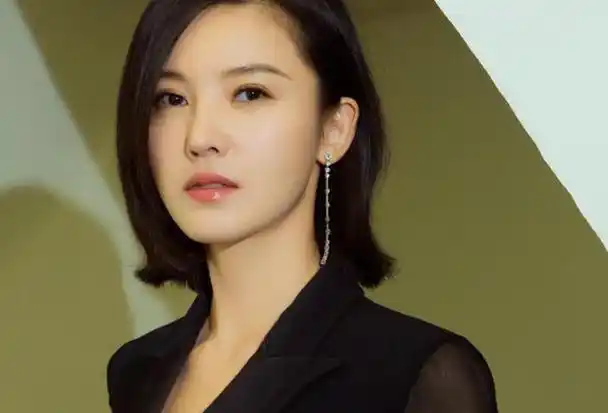 杨子姗:从歌手转行演员才红,35岁生女,老公不温不火还被骂抄袭