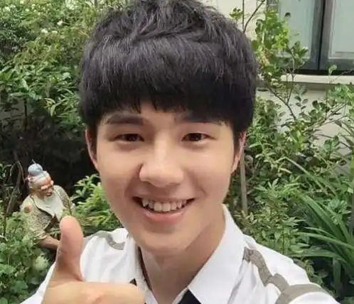 23岁刘昊然突然发福变胖?网友晒侧身镜头照片,道出背后真相