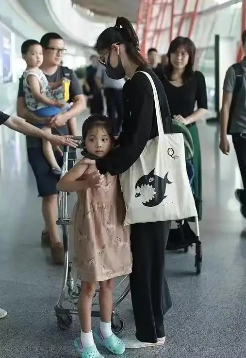 梅婷一家四口走机场与女儿相处融洽很温柔一身黑穿搭显气场