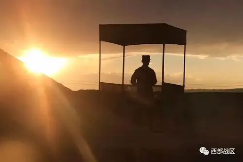 一组背影带你尝尽军人的酸甜苦辣