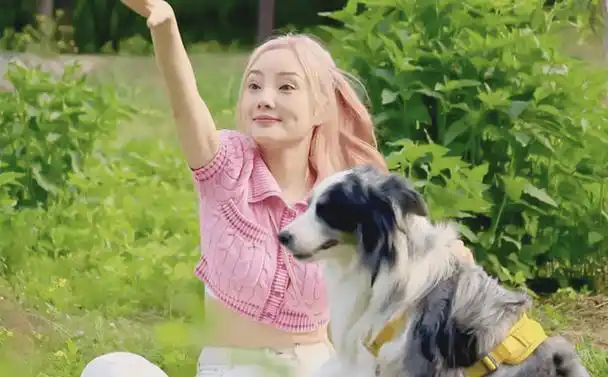 李小璐风波后正式复工,41岁染红发露肚脐,小腹凸起疑怀二胎_网友_公司