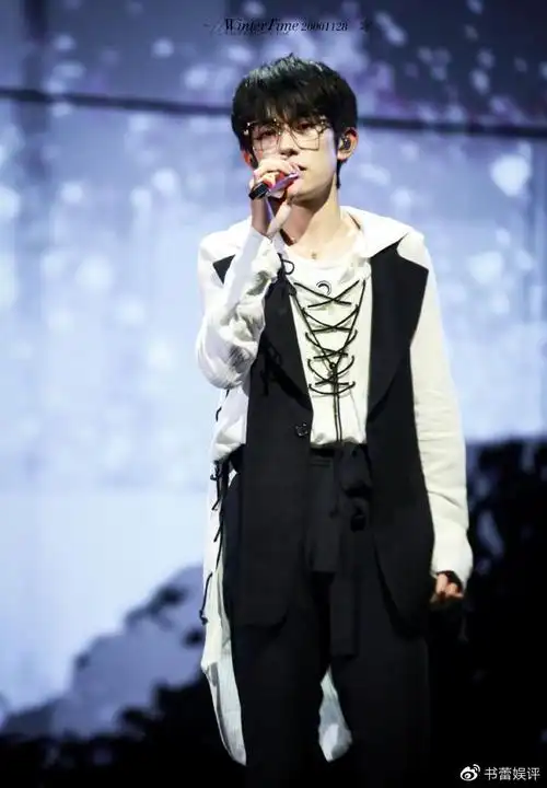 易烊千玺19岁演唱会12个飙泪瞬间看完既骄傲又心疼