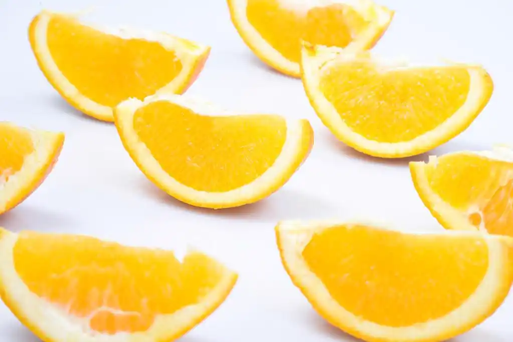 橙子,在白色背景上的切片切的脐橙成熟