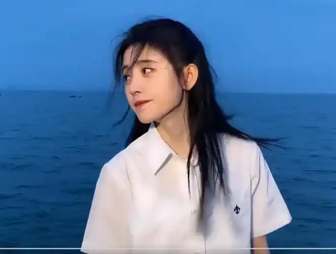 鞠婧祎去沙滩玩耍,海风吹起头皮碎发的那一刻,我没眼花吧