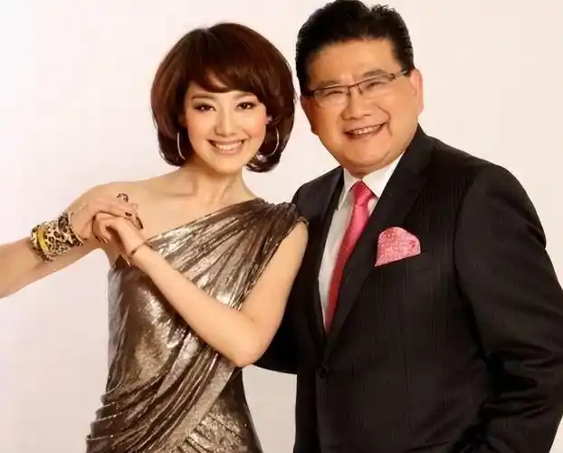 回顾央视王冠:曾和曹可凡传绯闻,38岁依旧单身,婚姻让父母担忧