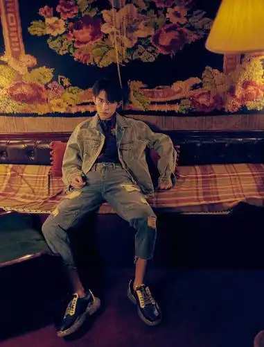 易烊千玺登封《时装男士》五月刊 复古演绎少年故事_怀旧