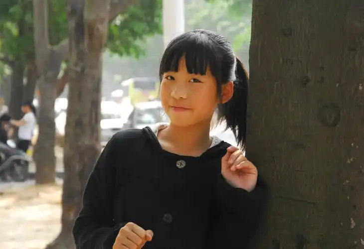 一个12岁小女孩.漂亮