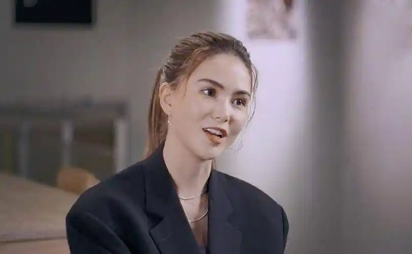 昆凌拍摄杂志封面时的场景,穿着白色吊带裙的她格外美丽动人,甩头发的