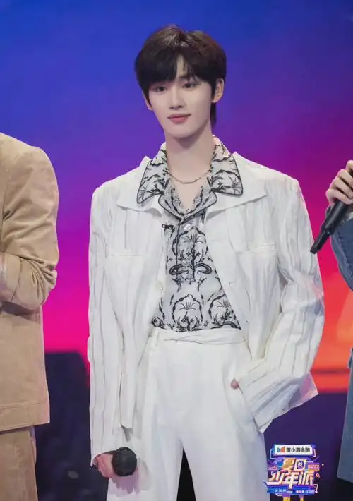 丁程鑫纯白西装氛围感#丁程鑫夏日少年派最新剧照,白色西装黑色刺绣