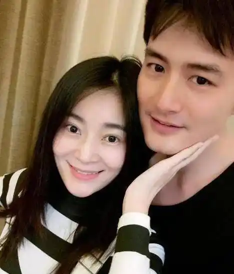在感情上面可以说是大丰收,王雨的妻子叫王媛可,虽然也是一名演员,但