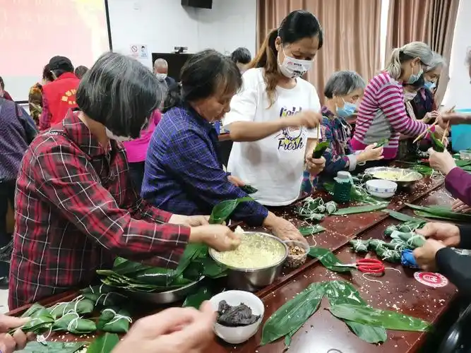 浓浓粽香情暖暖沁人心湘润社区开展端午包粽子活动