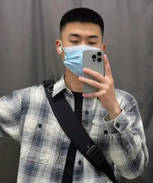 90后男生别留"幼稚"的发型,这3款阳光帅气,剪完不帅你打我