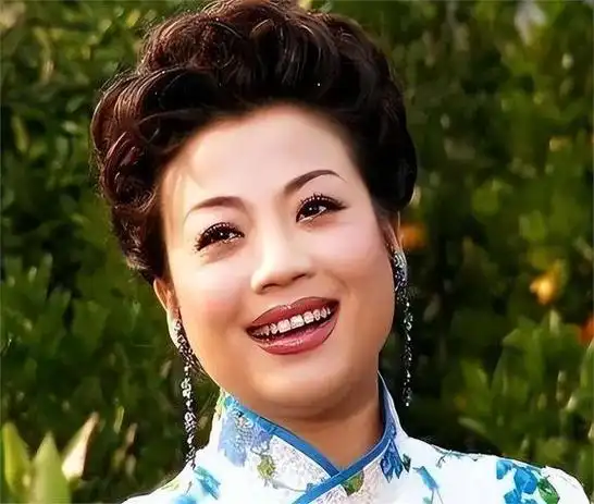 张也演出近照曝光,56岁身材发福明显,穿长裙显得笨重少了美感