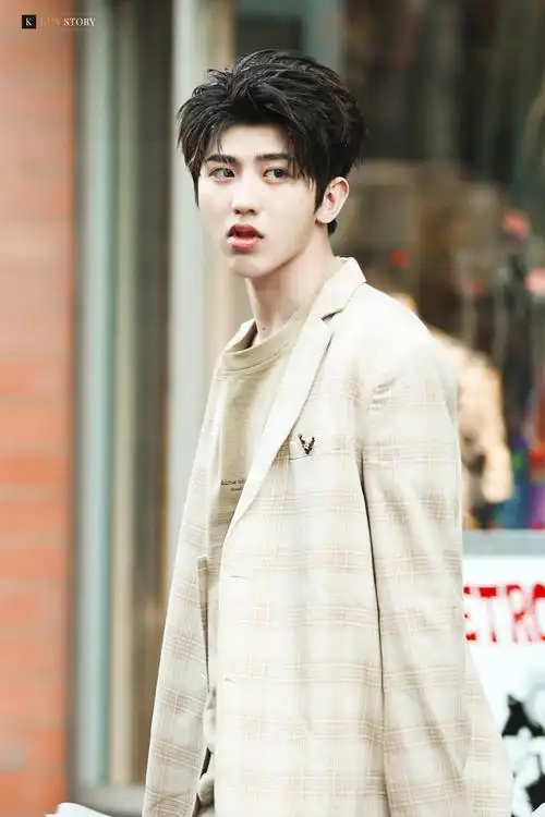 2018蔡徐坤纽约外出_高清图片大全-爱豆app