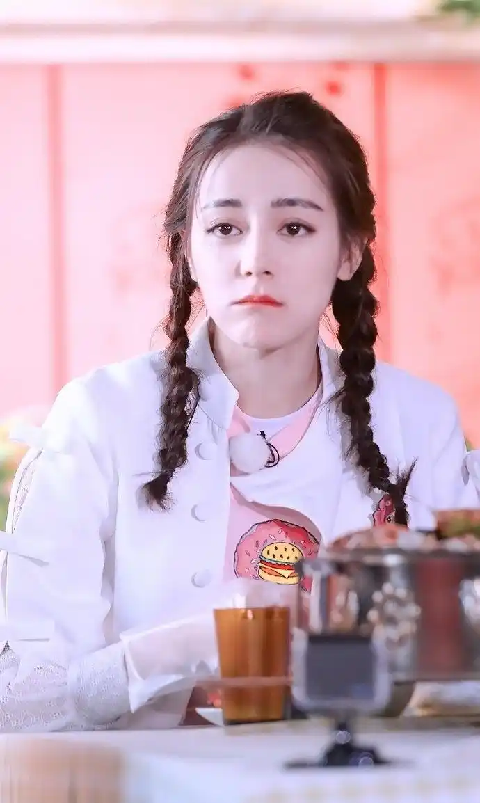 迪丽热巴嘟嘴萌死人,活泼气质难掩饰,网友:甜美笑容太撩人