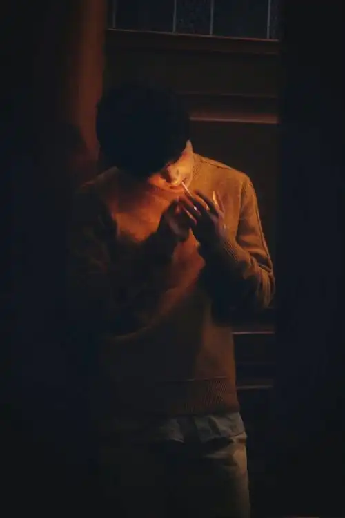 这流利顺畅的点烟动作,低头靠近氛围感直接拉满!