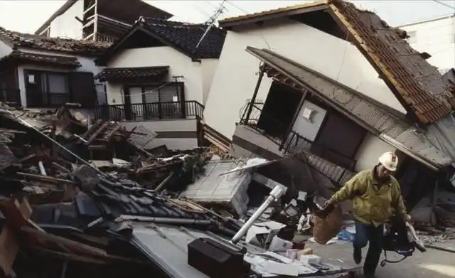 1995年日本神户发生72级大地震灾难场景好像被原子弹轰炸
