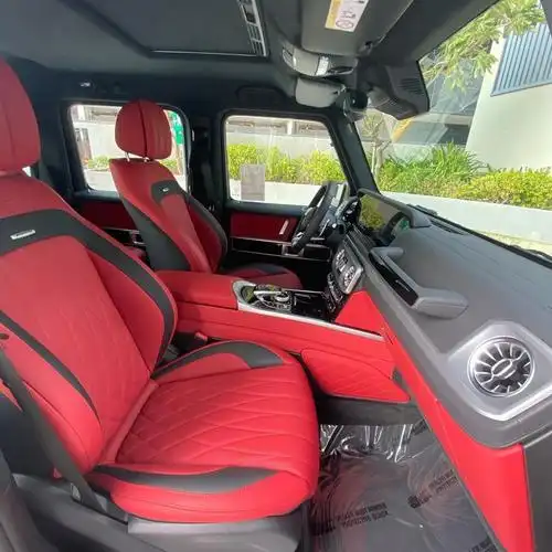 这台大g的内饰不错就是车漆颜色有点