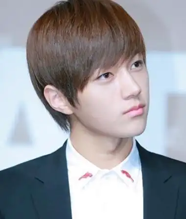 男人斜刘海离子烫中短发直发发型