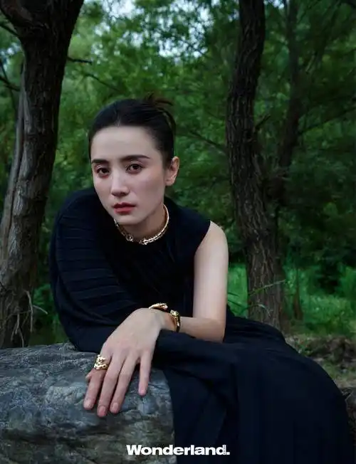 宋佳晒最新时尚大片穿深v职业装大秀事业线化雀斑妆韵味满满