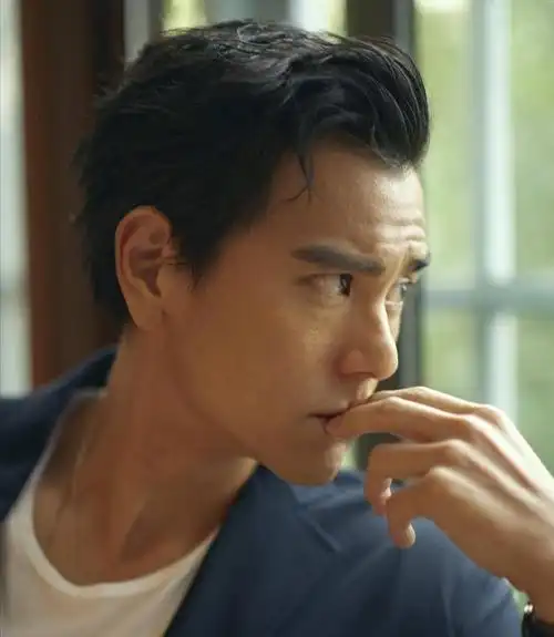 惊爆!彭于晏或已定居日本,街头驾车引关注,副驾驶女子颜值爆表|恋情|