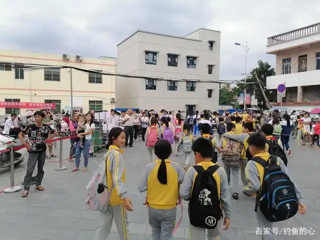 这几幅图片,讲述了发生在农村学校的真实故事,一起来看看!