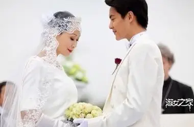 曾凌戈被打手追杀,周瑾匆忙的往沈家打了电话说曾凌戈被追杀,并且自己