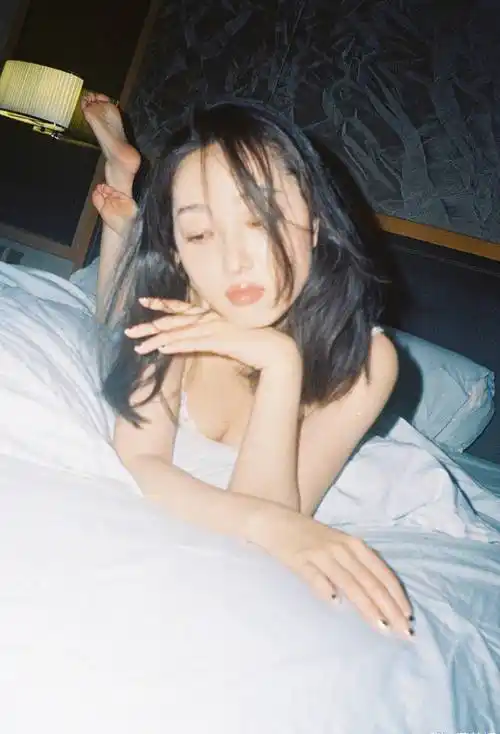 蒋梦婕超短裤性感美腿写真_黑色_海豹突击队_高跟鞋