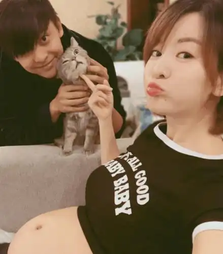 张益达成功升级做爸小燕子大方晒出孕肚照