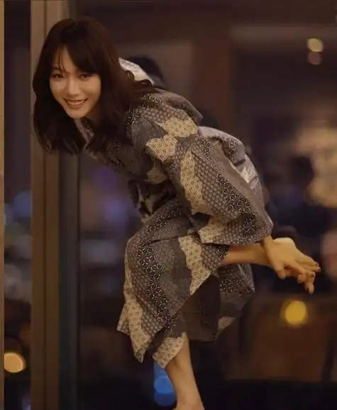 40岁的王珞丹又被骂上热搜,她是真的很爱秀脚