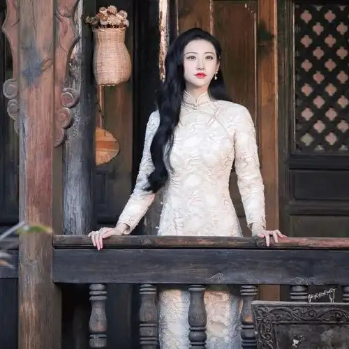 司藤景甜同款复古白色重工刺绣钉珠长袖低开叉长款旗袍2021春新款