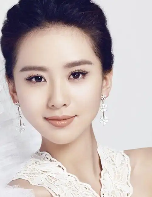 两位大陆著名女明星,刘诗诗和高圆圆,的婚姻走向,吸引了广泛的关注.