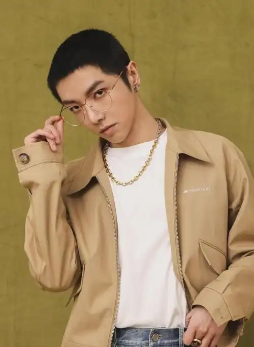 华晨宇剪了短发后太帅了,造型干净利落,比之前的黄发高级了太多|发型