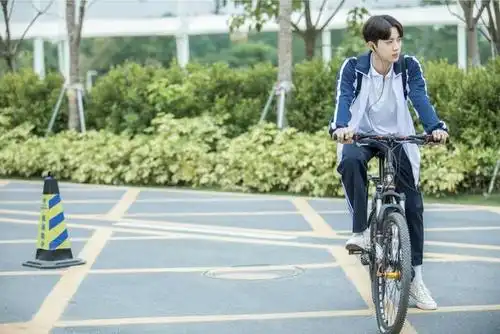 赖冠霖《初恋那件小事》开播 清爽校服造型贵气十足