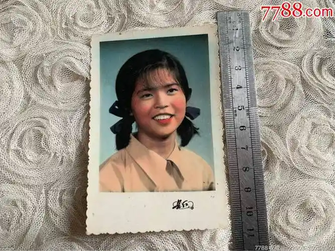 七十年代老照片手工上色抓了两个小辫子戴了蝴蝶结的美女上海长红照相