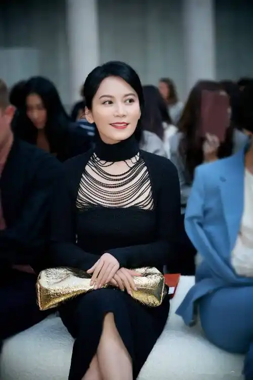 50岁俞飞鸿大片曝光,露香肩秀事业线性感迷人,颜值身材双爆表