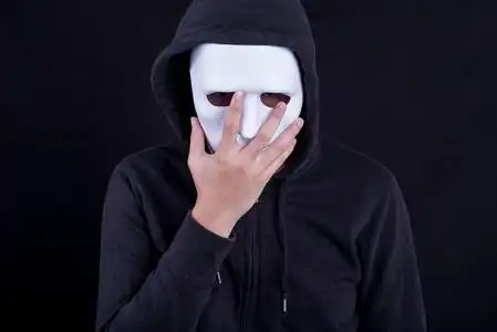 舞节上表演了一场蒙面盛装的密宗藏传佛教神秘舞蹈神秘人戴着黑色面罩