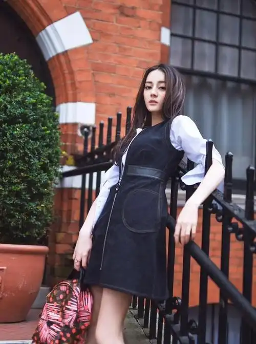 迪丽热巴军旅风机场造型惊艳众人,回眸一笑超美